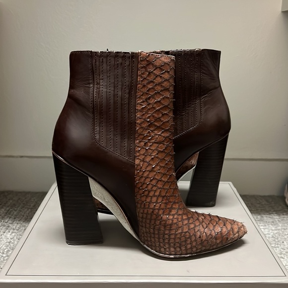 BCBGMAXAZRIA MAHOGANY ANIMAL BOOTIES 8M - Picture 7 of 9